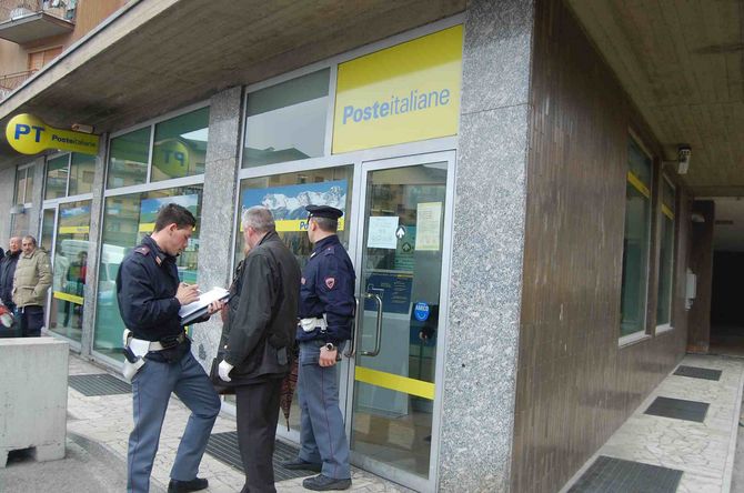 Rapina a mano armata alle poste di via Cesare Battisti. Il bottino è di seimila euro.