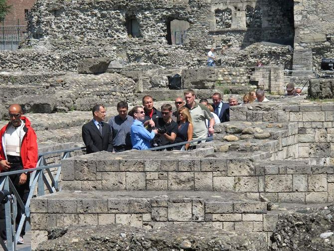 Il vento forte toglie al presidente russo Medvedev una giornata di sci. Visita a sorpresa ad Aosta