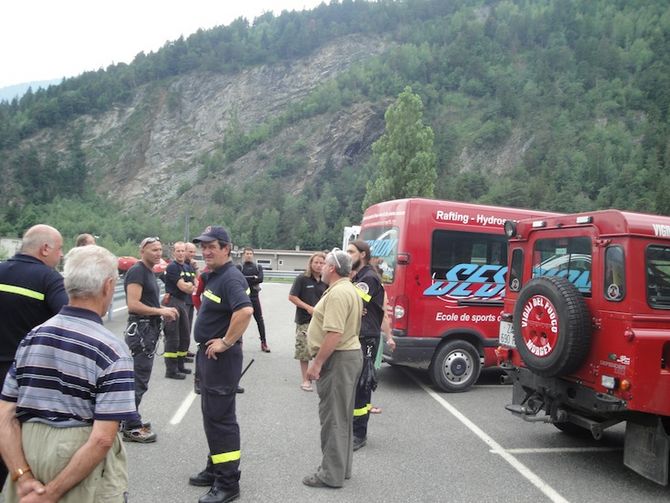 Pericolo scampato per una squadra francese di rafting. Si rovescia il gommone, ma sono salvi