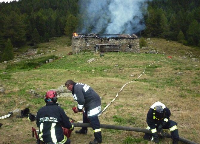 Una baita, sopra Issogne, è andata distrutta dalle fiamme