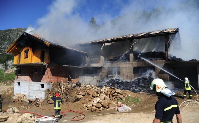 A Fontainemore distrutti dalle fiamme una casa e un fienile