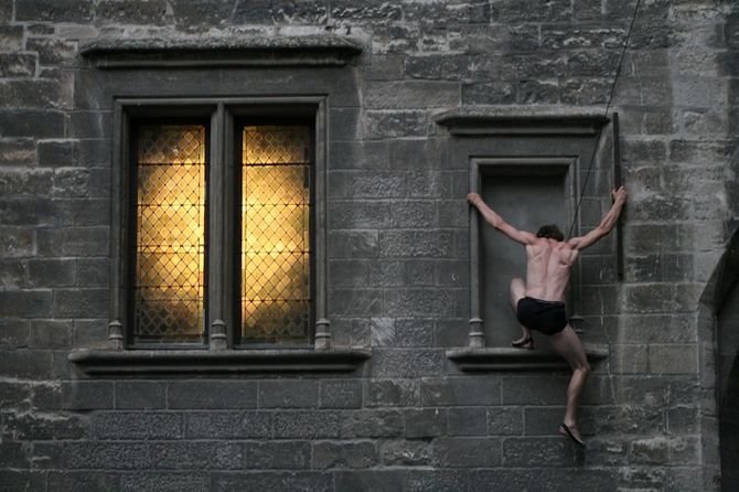 Antoine Le Menestrel  e la sua danza verticale sulle mura del Castello di Introd