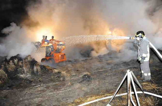 Incendio a Pollein: 120 rotoballe di fieno in fumo