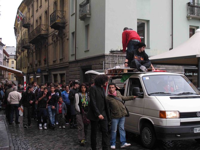 Manifestazione degli studenti ad Aosta. In 200 secondo la Questura, 500 per gli organizzatori