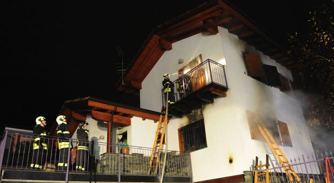 Incendio danneggiano gravemente una villetta a Pontey