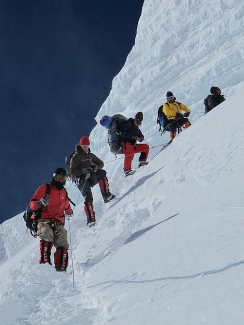 “Everest. Un fascio di luce sulla Dea Madre della Terra”: il libro di esordio di Marco Camandona