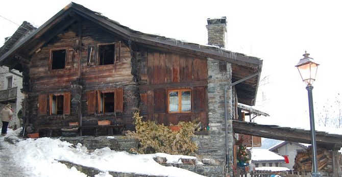 In fiamme una villetta a Champorcher. Forse un corto circuito la causa dell’incendio