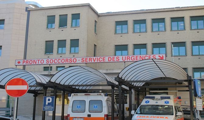 Saint-Christophe, cade in bici da un pendio alto tre metri: 18enne in ospedale con vari traumi