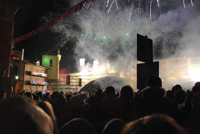 Il diavolo brucia a Pont-Saint-Martin tra fuochi d’artificio tricolore e pubblico numeroso