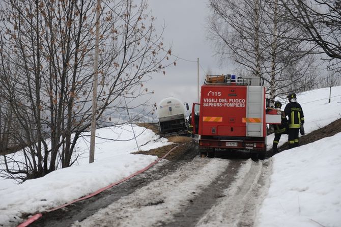 Autobotte di Gpl esce fuoristrada a Saint-Pierre