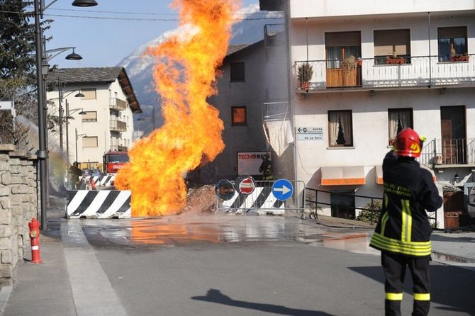 Tubo del metano tranciato a Saint-Pierre: l’operaio ustionato è stato trasferito al Cto di Torino