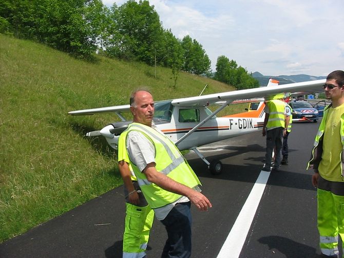 Autoroute Blanche: un Cessna atterra in autostrada, salvi i passeggeri