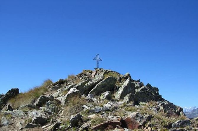 Un escursionista genovese di 67 anni è morto in Val d’Ayas precipitando in una pietraia