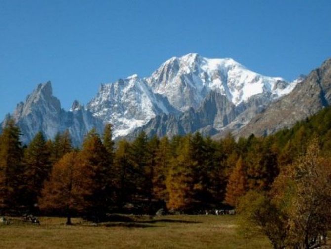 Courmayeur, al via l’analisi per un collegamento funiviario con le valli Ferret e Veny