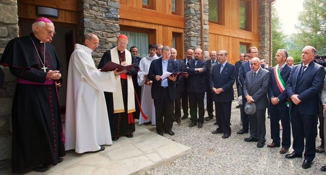 Bertone celebra messa a Les Combes, collegamento video con il Papa