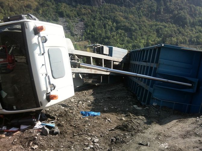 Incidente sul lavoro, un camion si è ribaltato a Derby