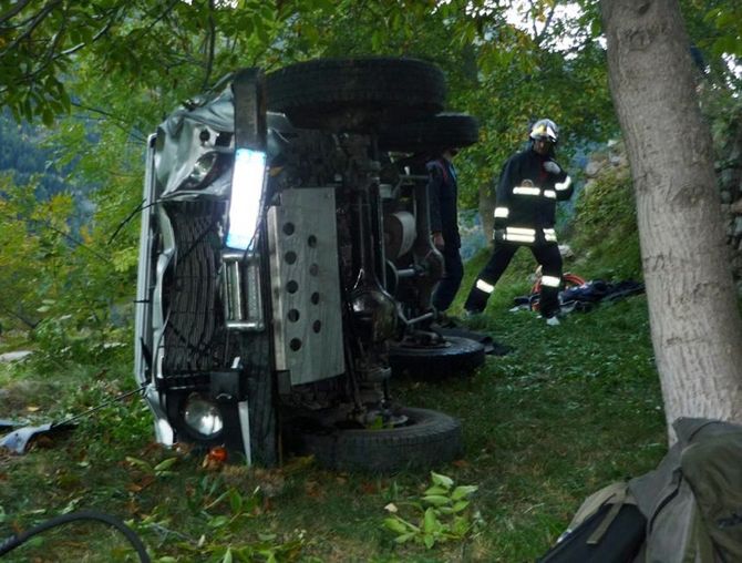 Auto finisce in una scarpata, due feriti ad Avise