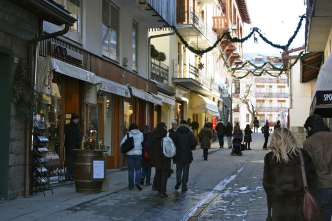 centro courmayeur, turisti, negozi