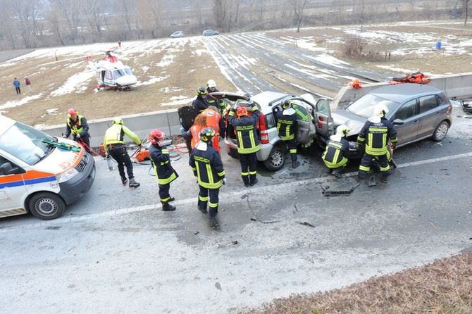 Scontro sulla statale 26 a Hone tra tre auto: grave 62enne di Gressoney