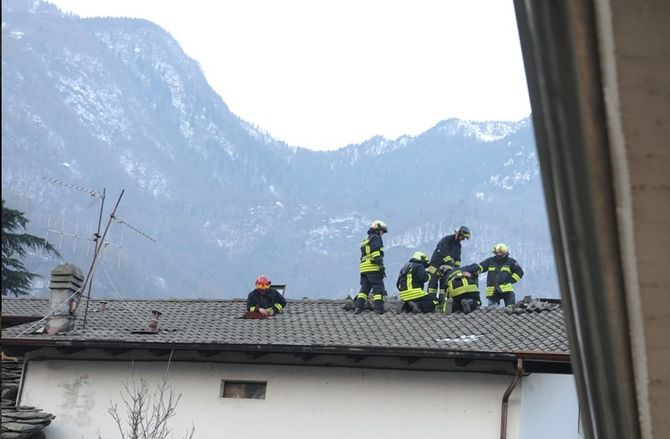 A fuoco il camino di una casa a Issogne