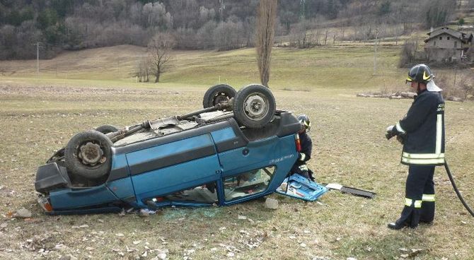 Auto si ribalta a Brissogne