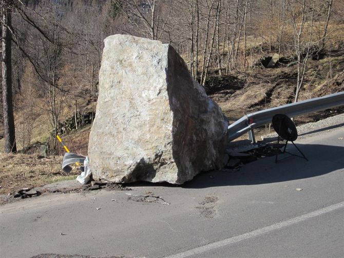 Un masso cade sulla regionale di Champorcher: strada chiusa