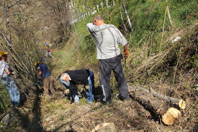 Pont-Saint-Martin aderisce alla Giornata della Terra, volontari in azione domenica 22 aprile