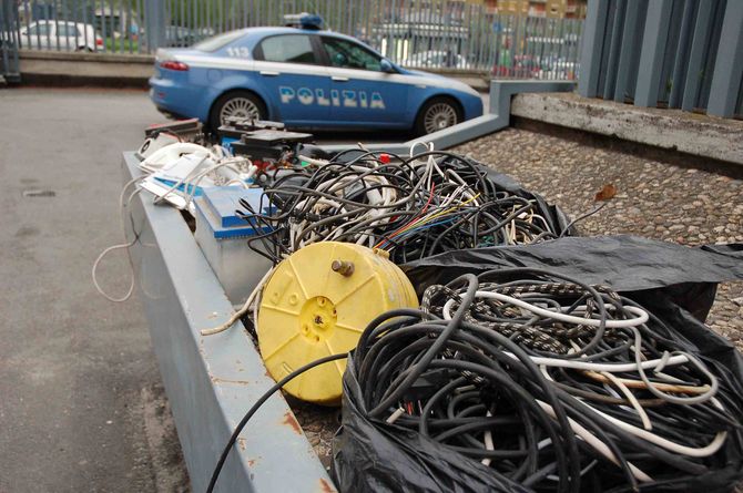 Furti di rame, arrestati cinque uomini. In fuga un complice