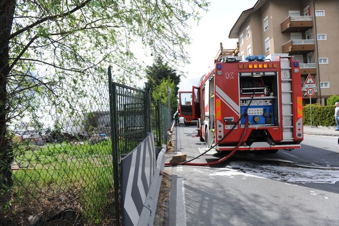 A fuoco un deposito di materiale edile al Quartiere Dora di Aosta