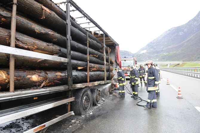 Tir a fuoco sull’A5: la corsia sud chiusa per alcuni minuti