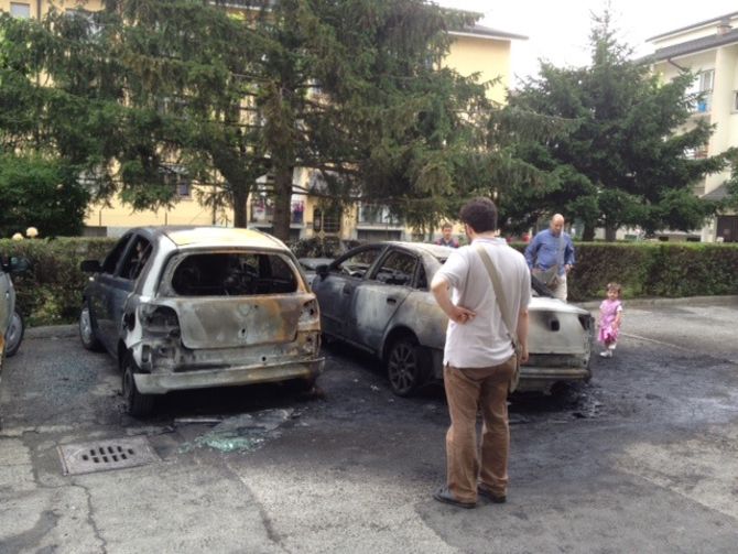 Rogo di due auto in un cortile. I testimoni: “Le fiamme erano altissime e vicino alle case”