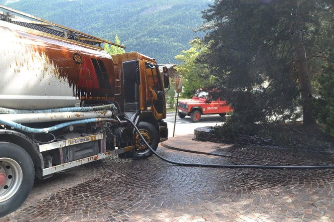 Si rompe l’impianto di erogazione di un’autocisterna, gasolio in strada