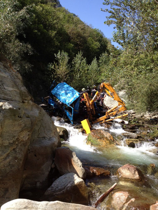 Camion cade nel torrente Ayasse. Un testimone: “Pensavamo fosse una frana”