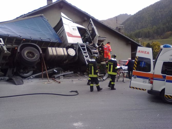 Ennesimo incidente al curvone di Etroubles: un tir finisce contro una casa /FOTO e VIDEO