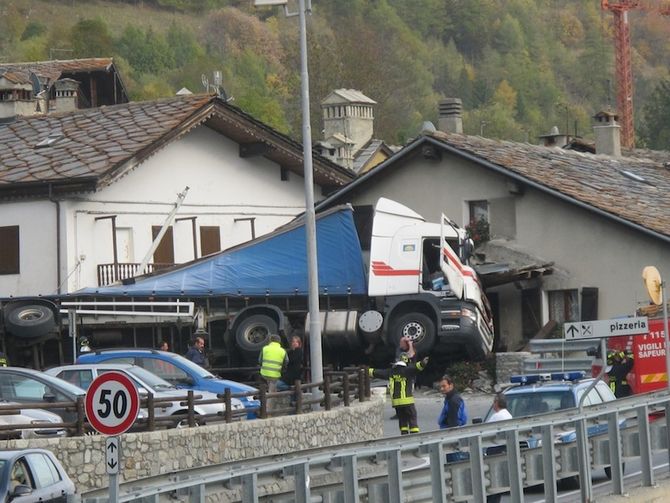 Etroubles, un tir si schianta contro una casa