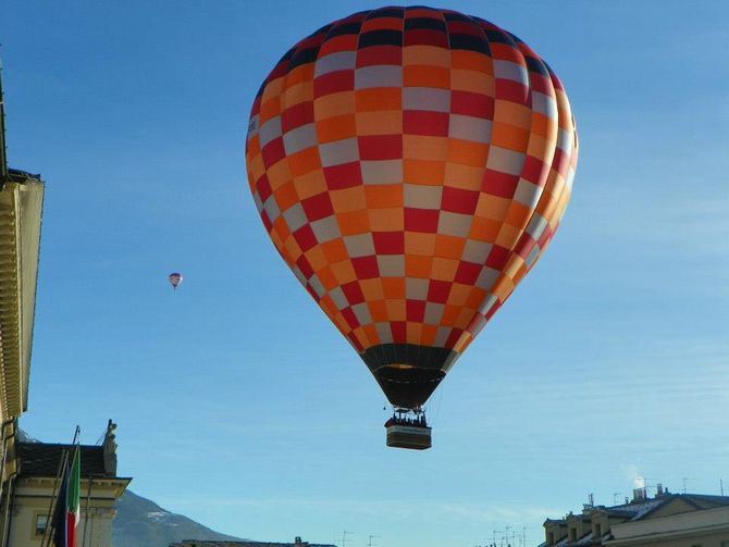 San Valentino colora i cieli di Aosta