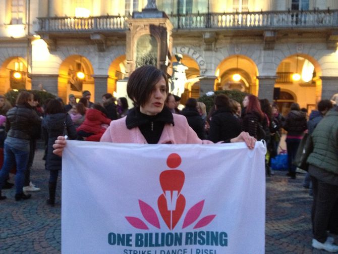 Una danza in Piazza ad Aosta per dire no alla violenza sulle donne/VIDEO