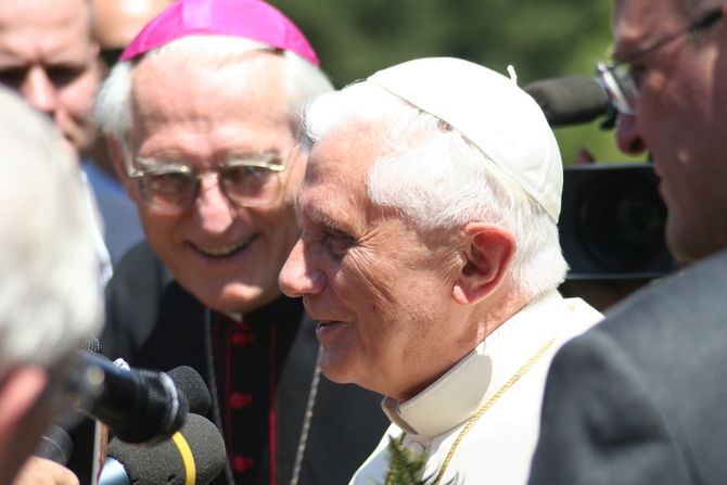 Introd, il Consiglio dedica due targhe a Giovanni Paolo II e a Benedetto XVI