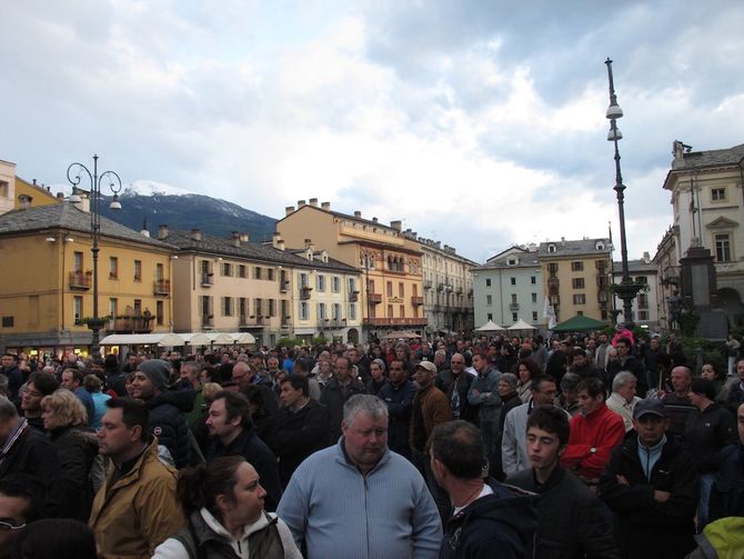 Grillo ad Aosta riempie Piazza Chanoux