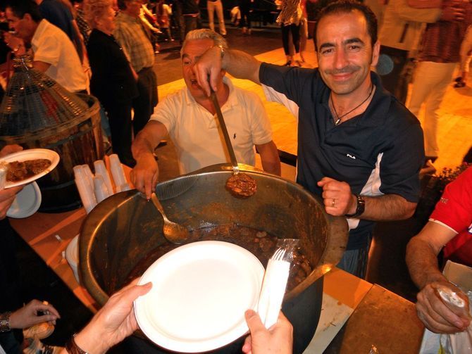 La gara di mangiatori di peperoncino dà il via questa sera alla tre giorni di Festa