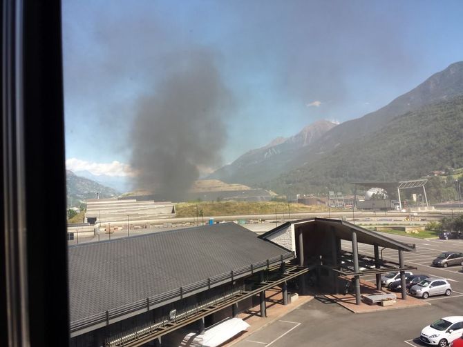 Spento l’incendio alla discarica di Brissogne: “Non sono stati accertati problemi d’inquinamento”