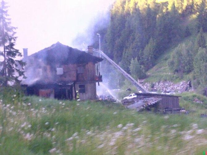 Cogne, in fiamme una casa con stalla e fienile in località Epinel