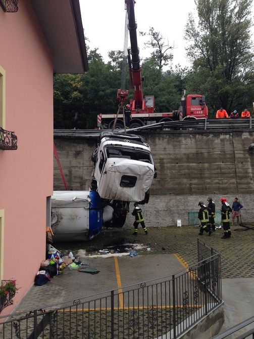 Spettacolare incidente stradale in via Roma