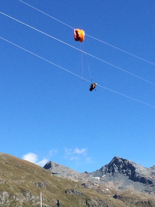 Gressoney-La-Trinité, finisce con il parapendio sui cavi dell’alta tensione