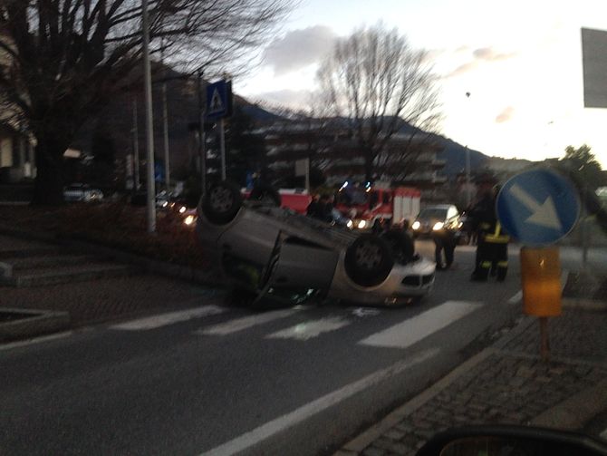 Auto si ribalta vicino alla rotonda dell’Ospedale, un ferito