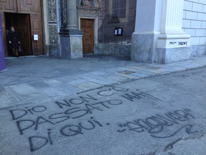 Scritte sul sagrato della Chiesa e sotto la Regione, denunciate due studentesse di 15 anni