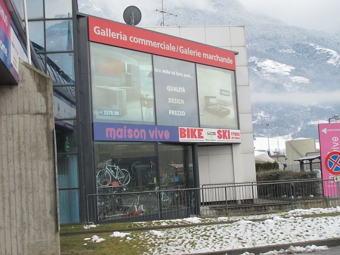 Pollein, ladri in azione nella notte nel negozio Gal Sport: rubate 8 bici