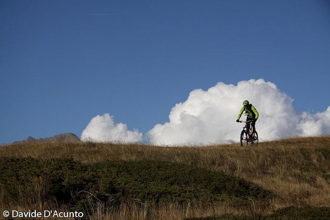 In sella alla mountain bike verso la diga di Place Moulin