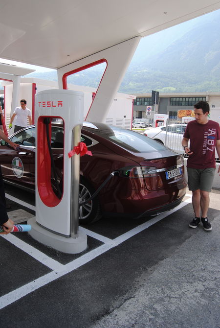 Tesla apre la stazione di ricarica per auto elettriche più grande al mondo  - la Repubblica