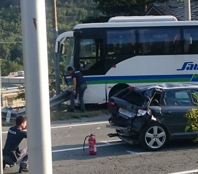 Saint-Pierre, pullman contro auto sulla statale 26